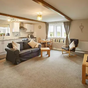 Host & - Cosy Holiday home Emley